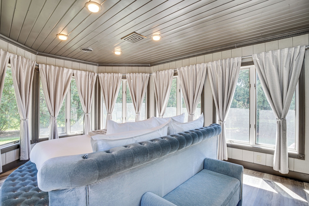 9 Mi to Shore: Home w/ Hot Tub in Howards Grove!