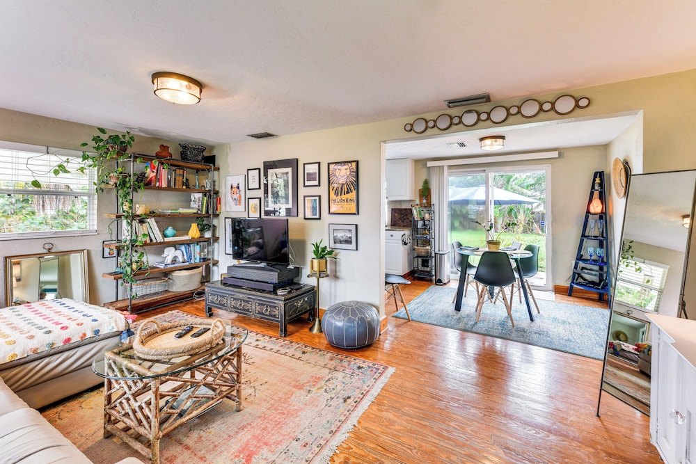 < 3 Mi to Dtwn: Pet-friendly Sarasota Stay w/ Yard