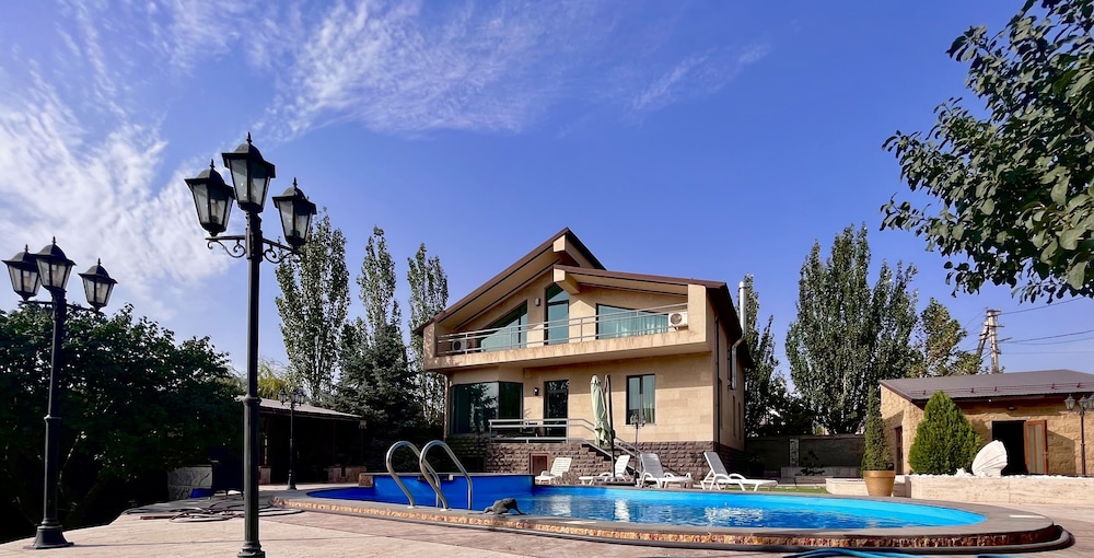 4 Bed Villa Estate Sleeps 7 - Pool, Garden, Sauna