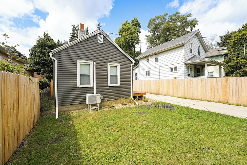 3 Mi to Michigan State: Tiny Home w/ Deck!