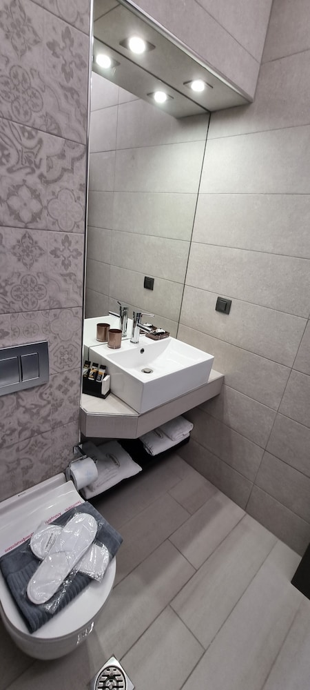 LUXSUITES