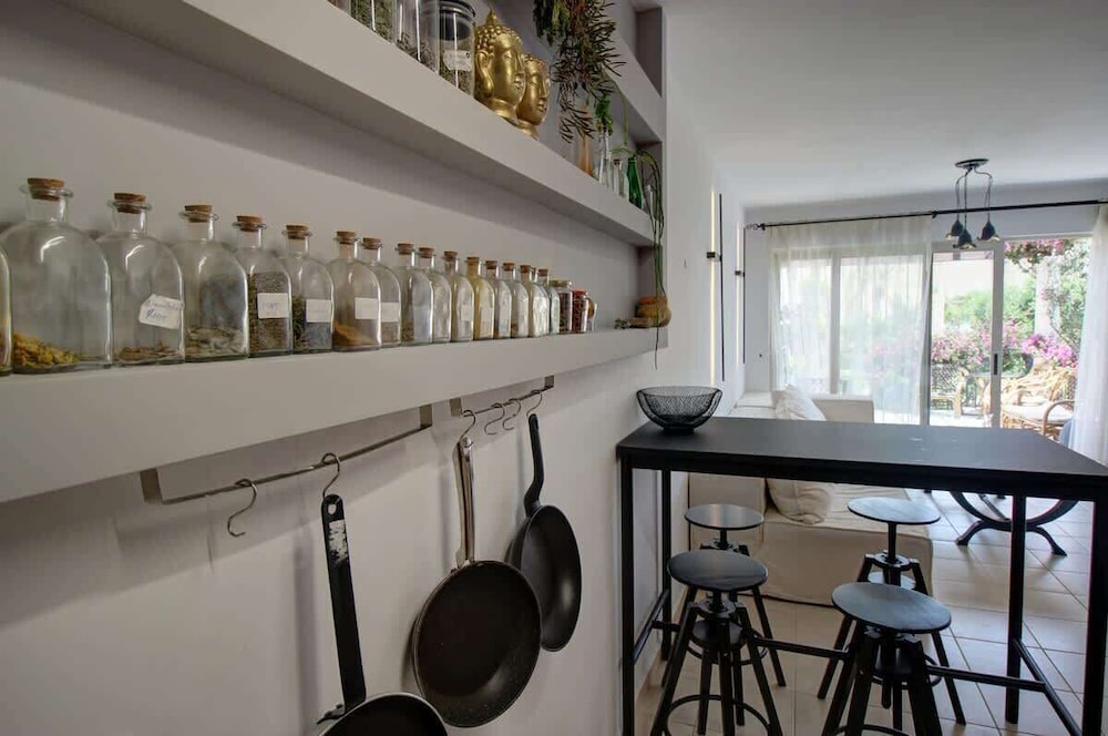 Villa Elias 1BR Upper Apt with Pool