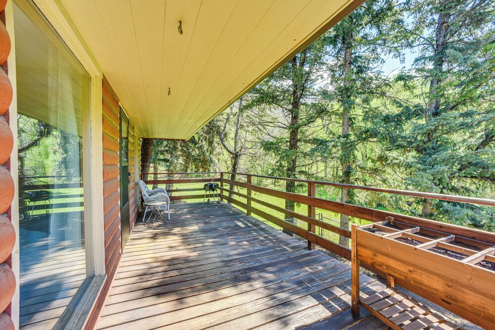 Dog Friendly: Cabin w/ Yard & Mtn Views in Cascade