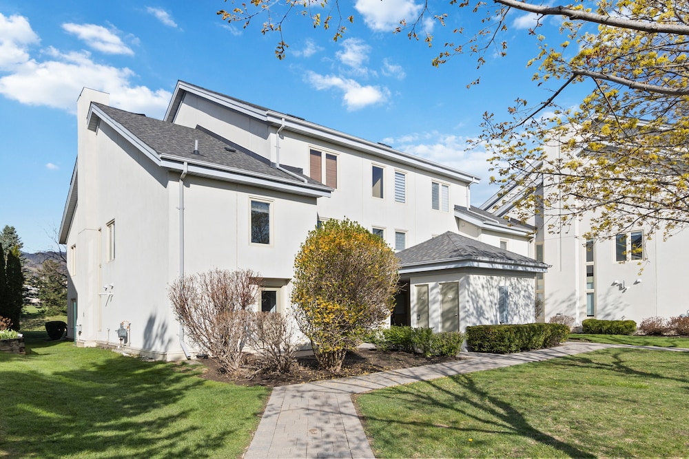 Hotel Sierra Lane Condos - Image 1