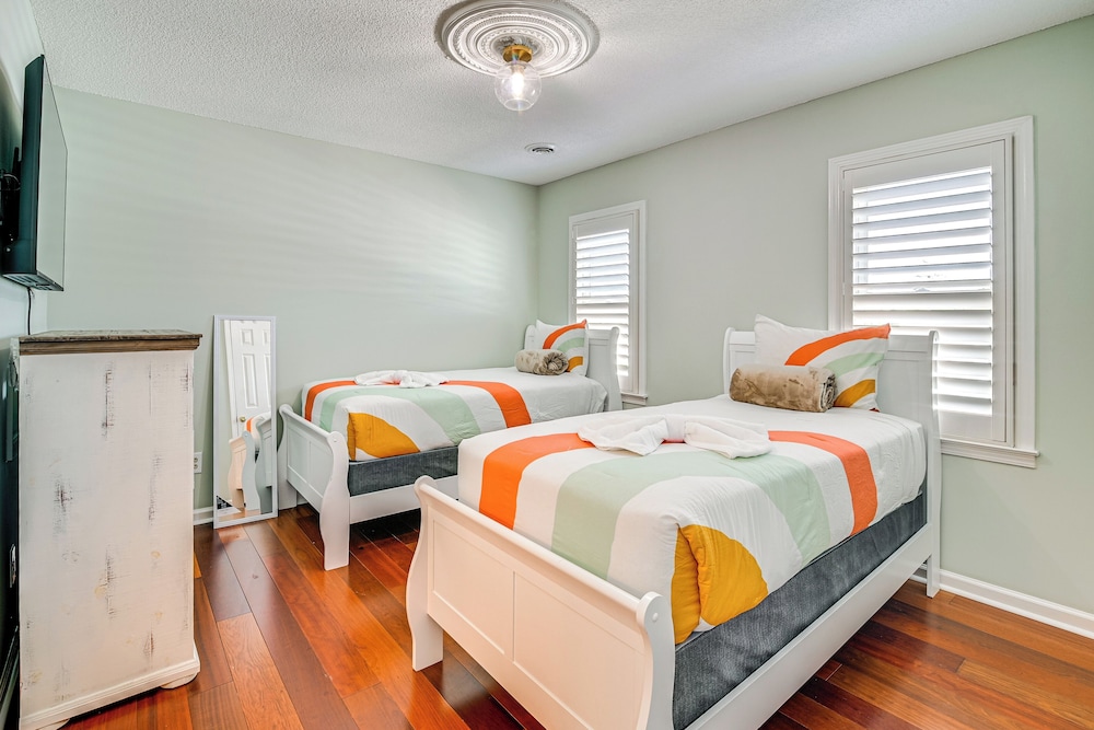 Steps to Sand: Walkable Condo in Myrtle Beach!