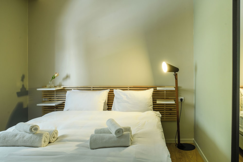 Turquoise 1BR Dizengoff Apt by SeaNRent view 4