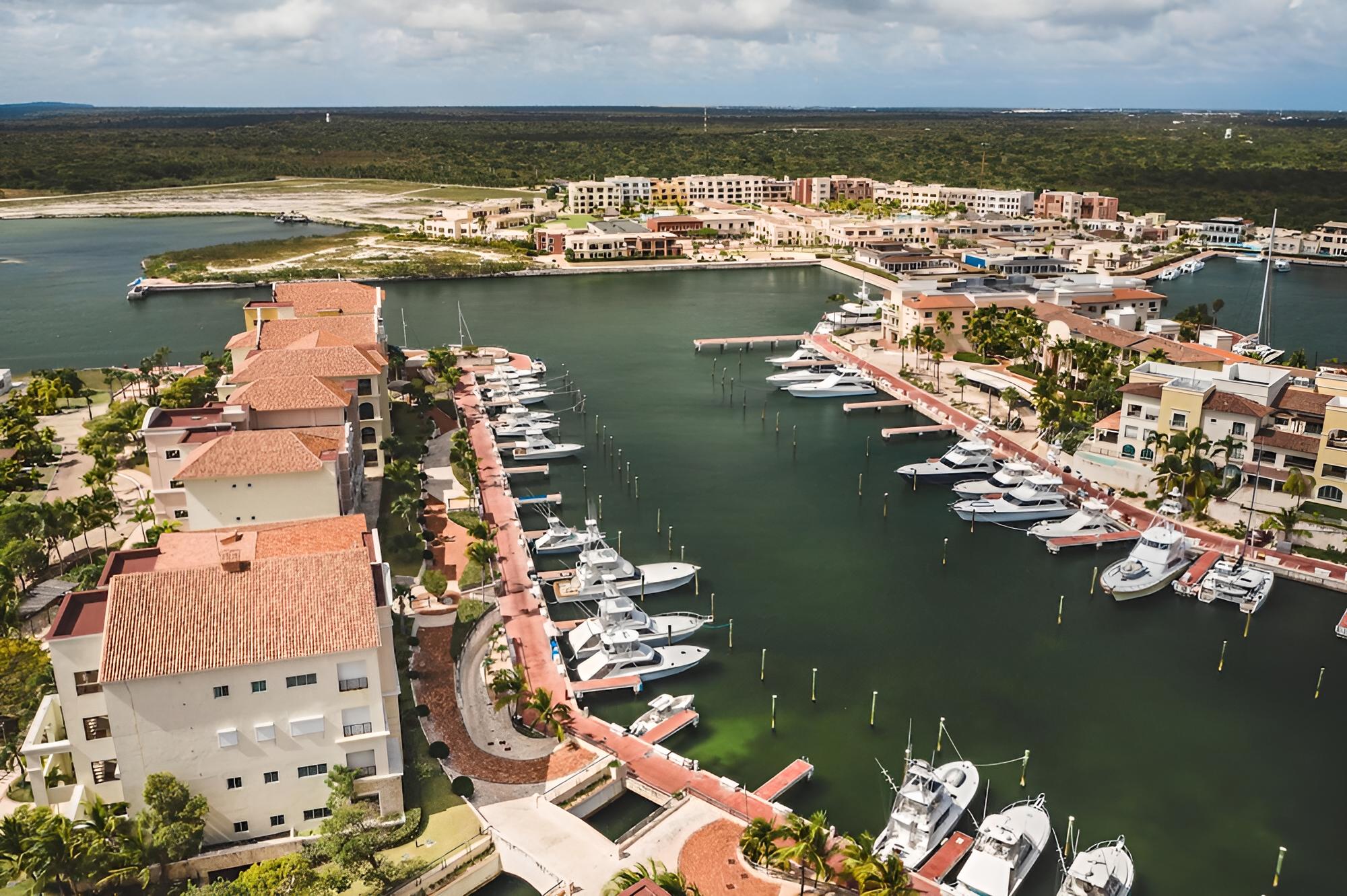 Open and Bright Beachfront Apt at Aquamarina F34 view 4