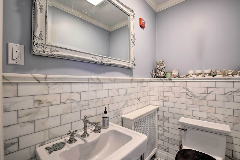 Spacious Estate w/ Courtyard: 2 Miles to Downtown!