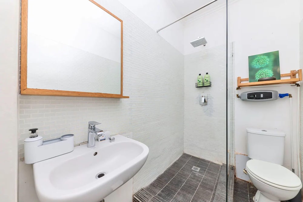 Cosy 1BD APT in the Mother City view 3