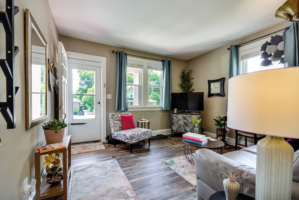 Walk Downtown: Inviting Apartment in Greensboro!