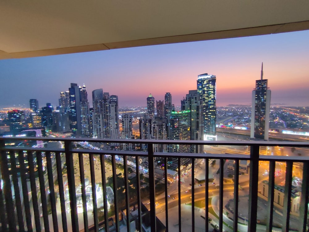 SuperHost - Chic Apartment With Balcony Close to Burj Khalifa