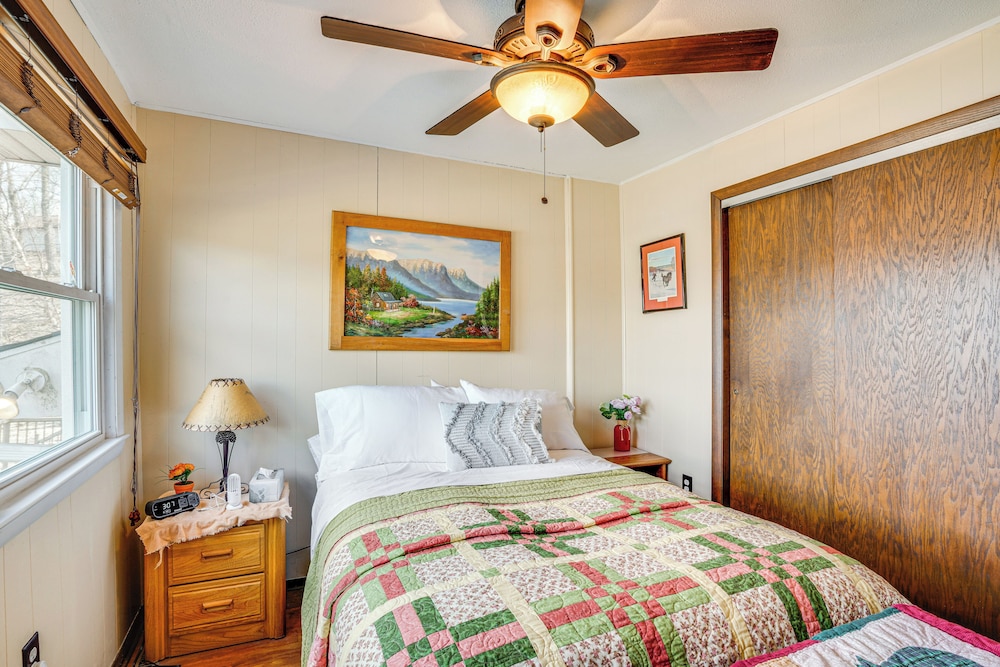 Near Hiking: Lakefront Getaway in Campbellsport!