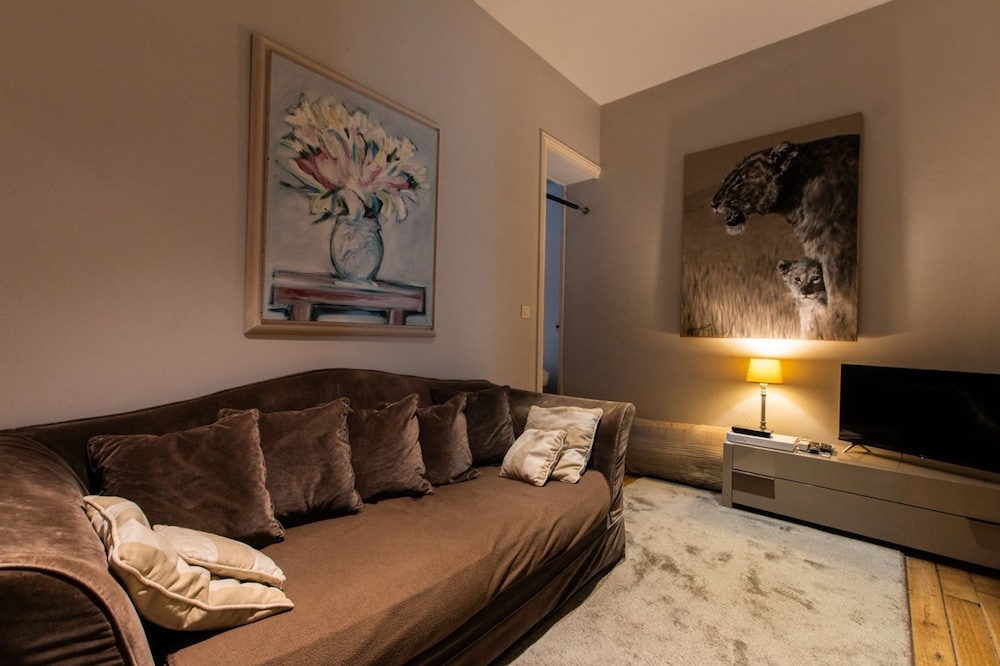 Splendid 5BR Family Apartment - Trocadero