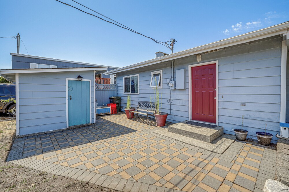 Oceanfront Cottage w/ Patio & Views in Birch Bay! view 4