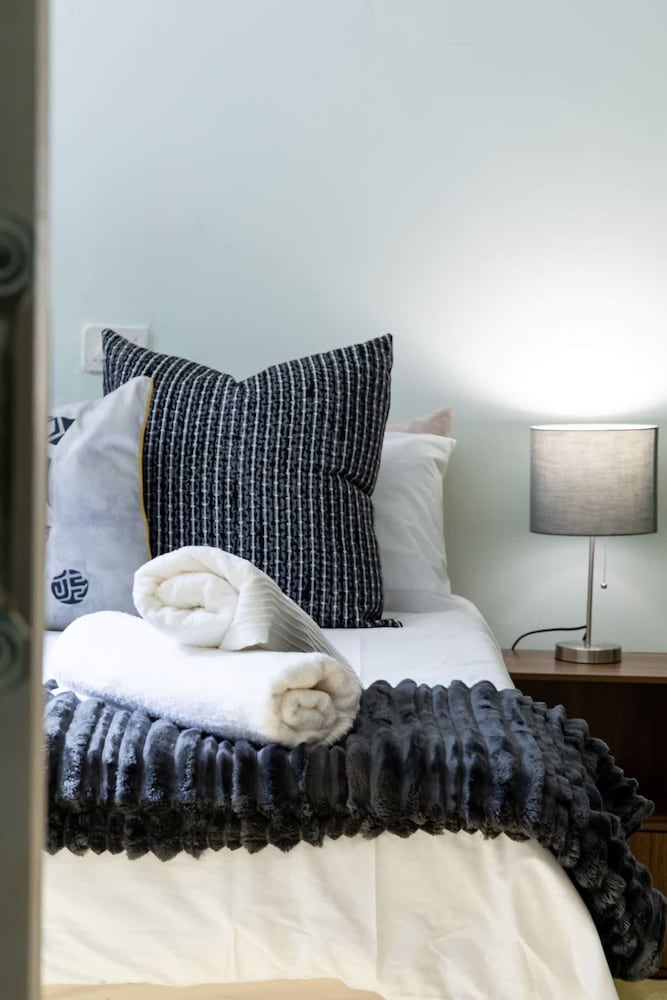 Funky Pet Friendly 2-bedroom Escape Bo-kaap