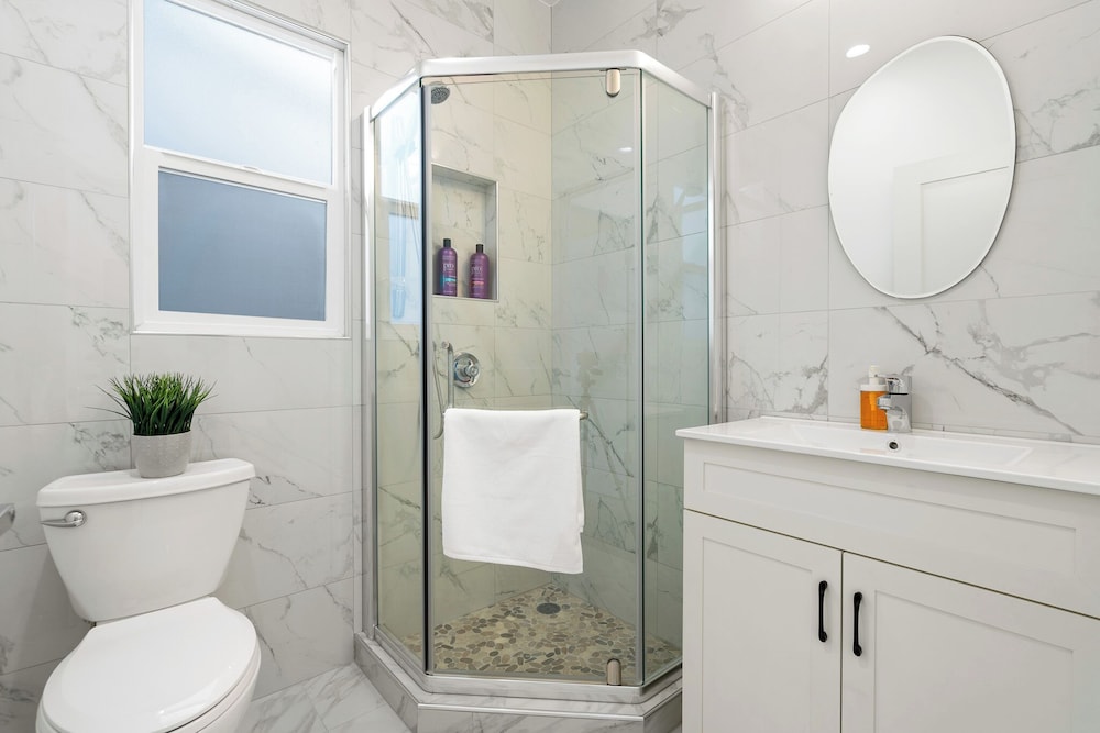 Modern 2Bed 2Bath & parking in Excelsior