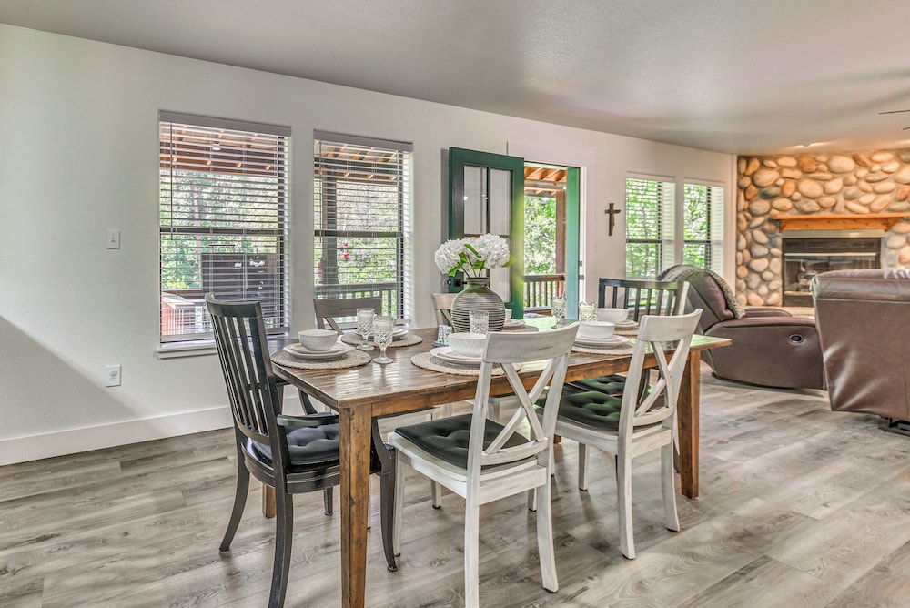 1 Mi to Grindstone Lake: Modern Ruidoso Retreat!