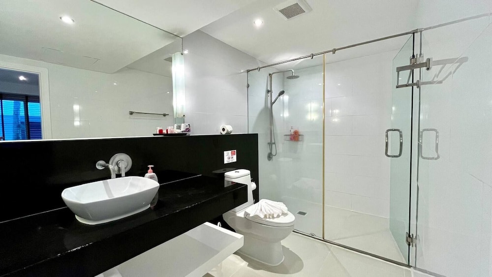 B6 - 1 Bdr Modern Condo With Balcony and Pool, Karon