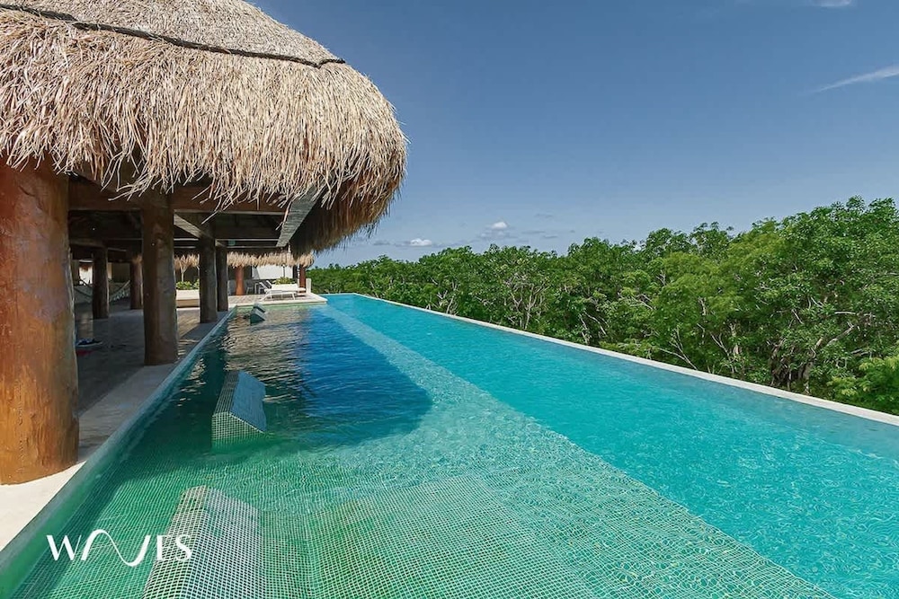 2 Br Roof w Infinity Pool Jacuzzi Spacious