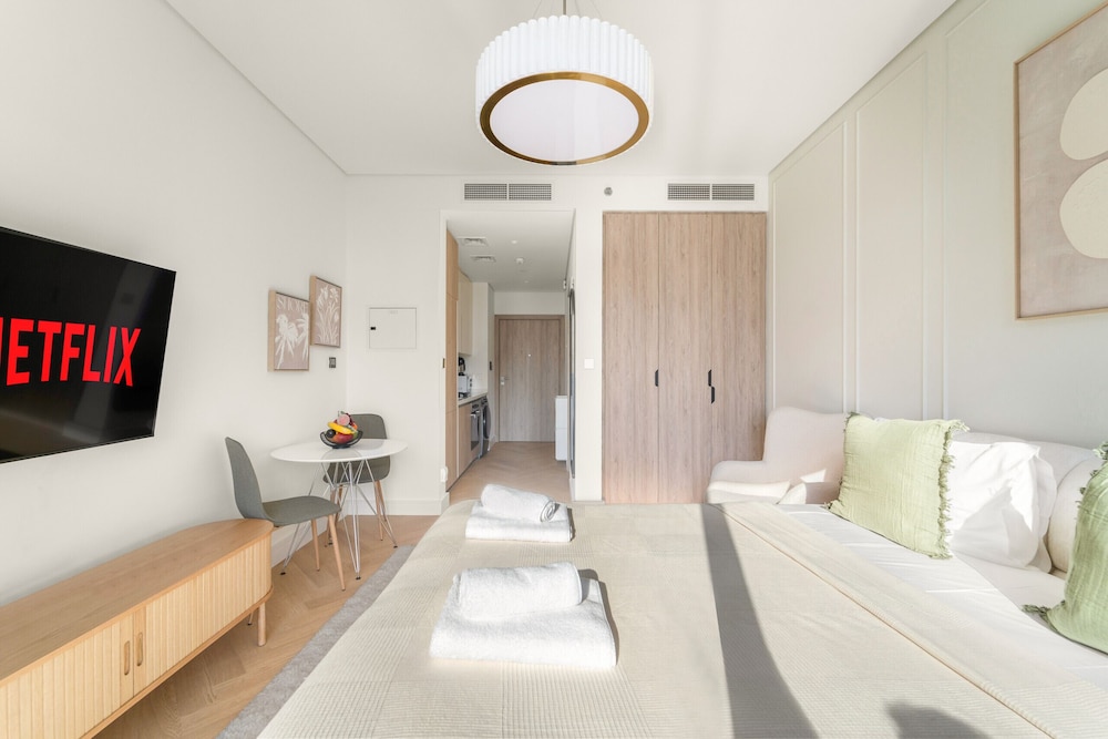 Peninsula One - 1312 Studio