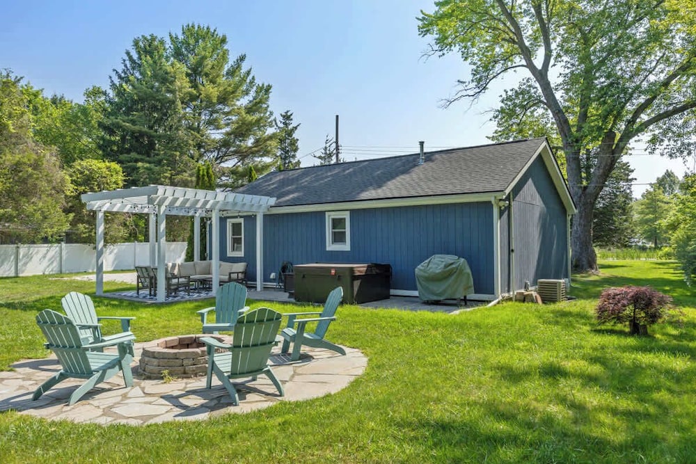 Bluestar Cottage - 2BR with Hot Tub