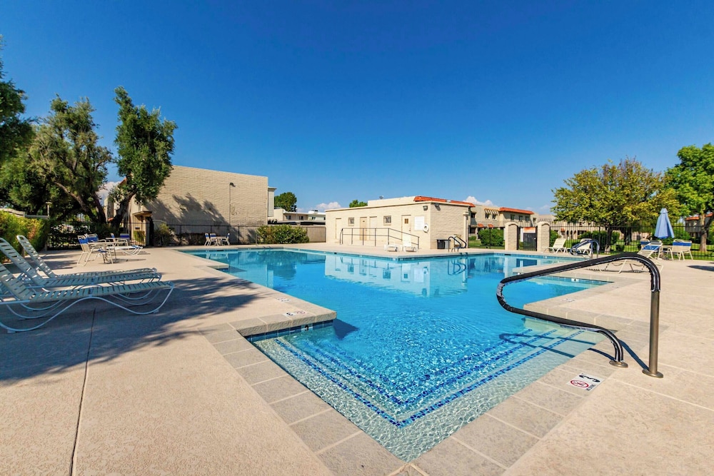 Walk to Old Town & Giants Stadium! Unit w/ Pool