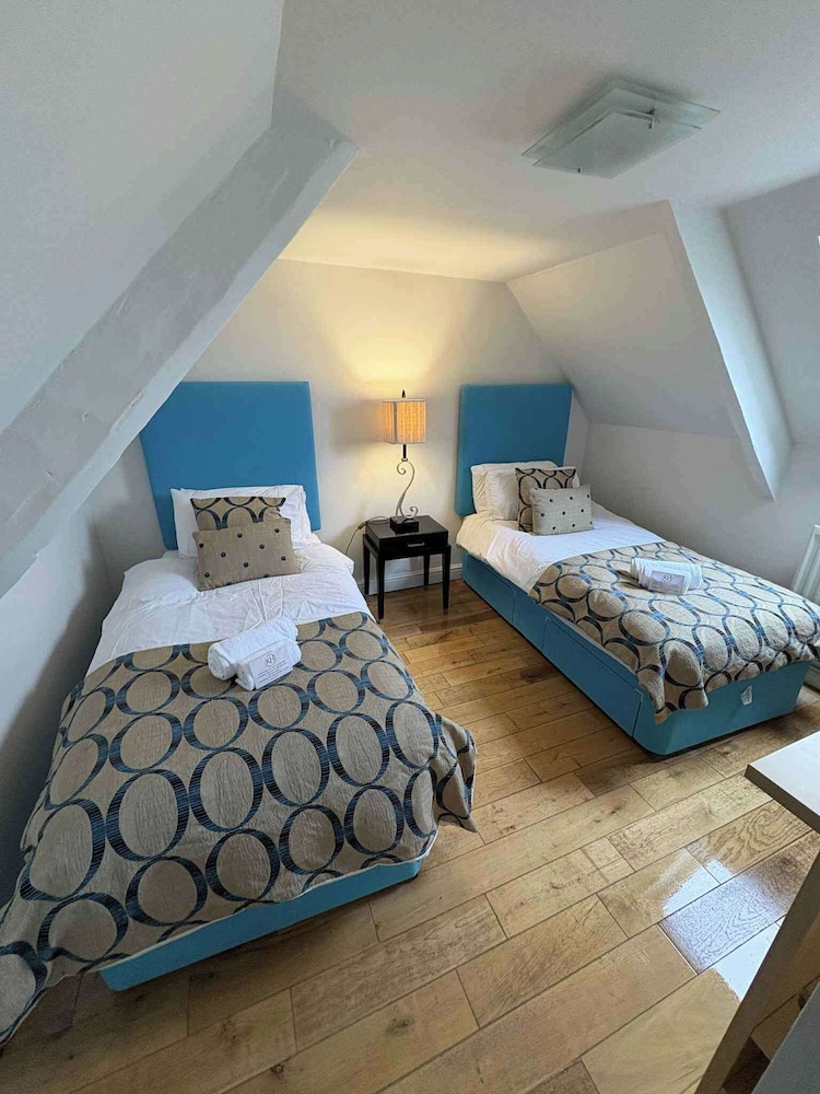 2 Bed Apartment - Sleeps 4 - Parking - Wifi
