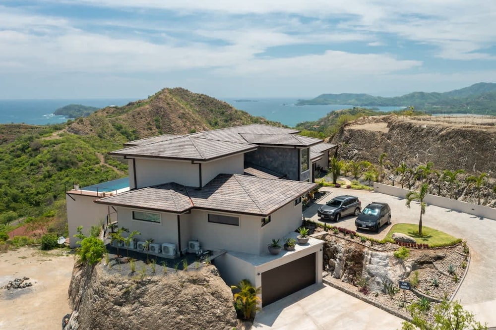 w Breathtaking 9BR Villa in Costa Rica