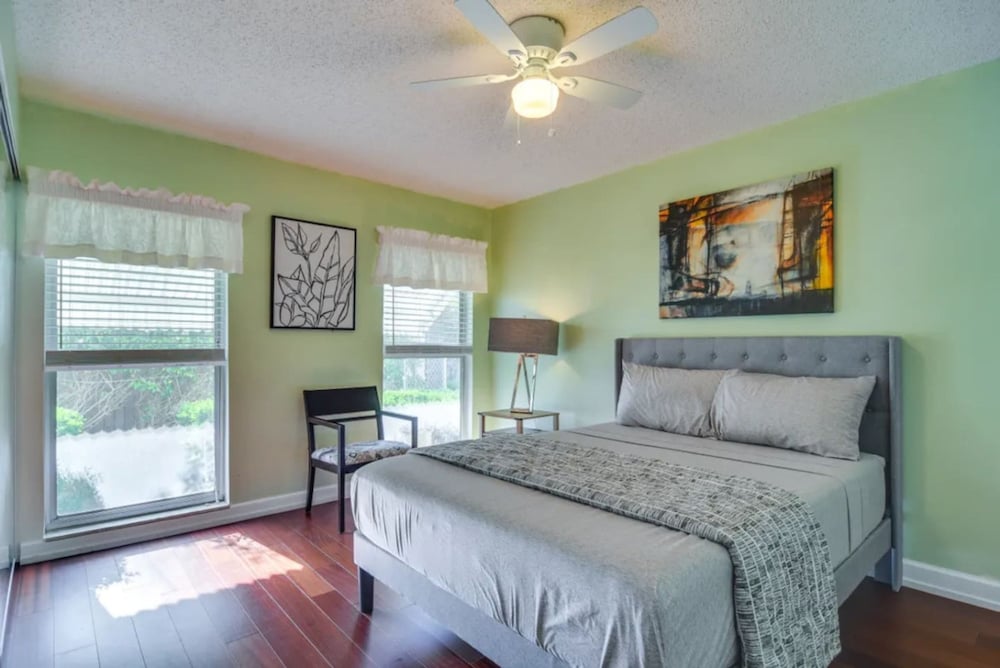 Home Close to Saint Pete Pier new Spacious