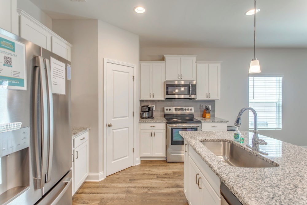 4 Mi to Beaches: Sleek Retreat in Ocean Isle Beach