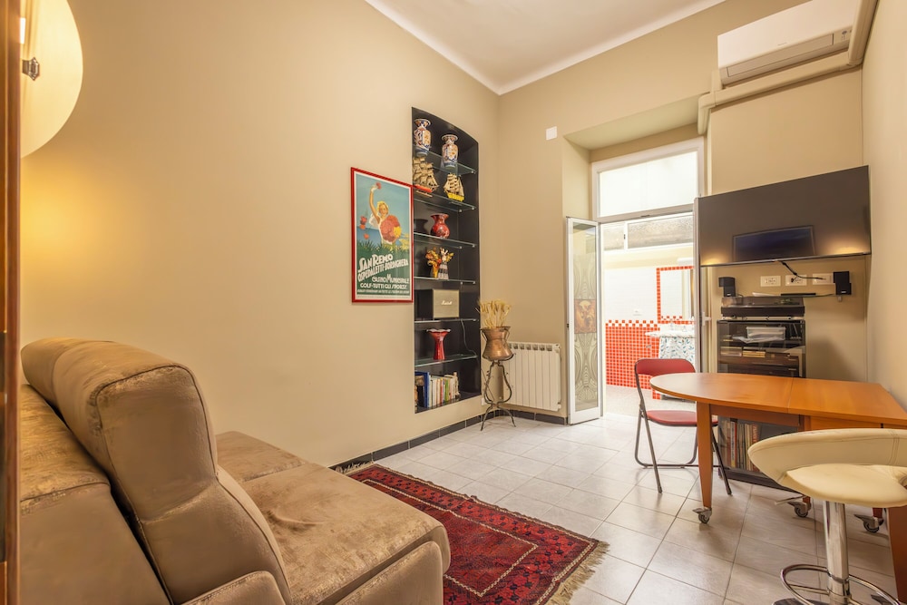 De Angelis Central House