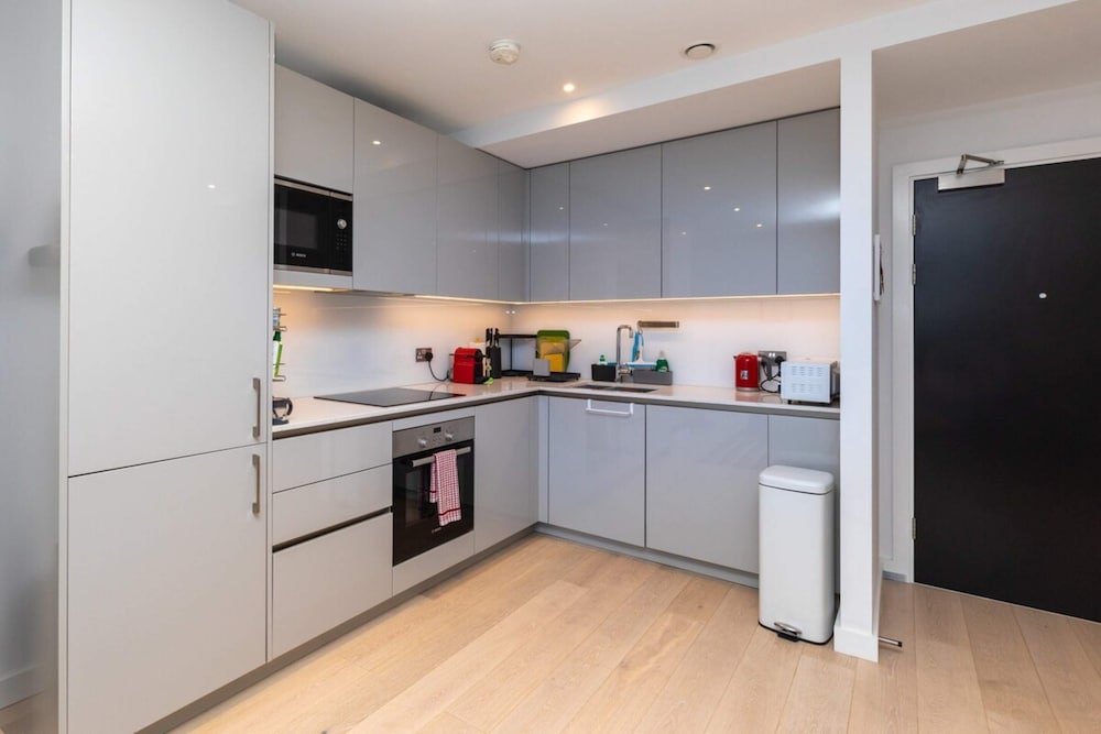 Pristine 1BD Flat W/balcony - Elephant & Castle!