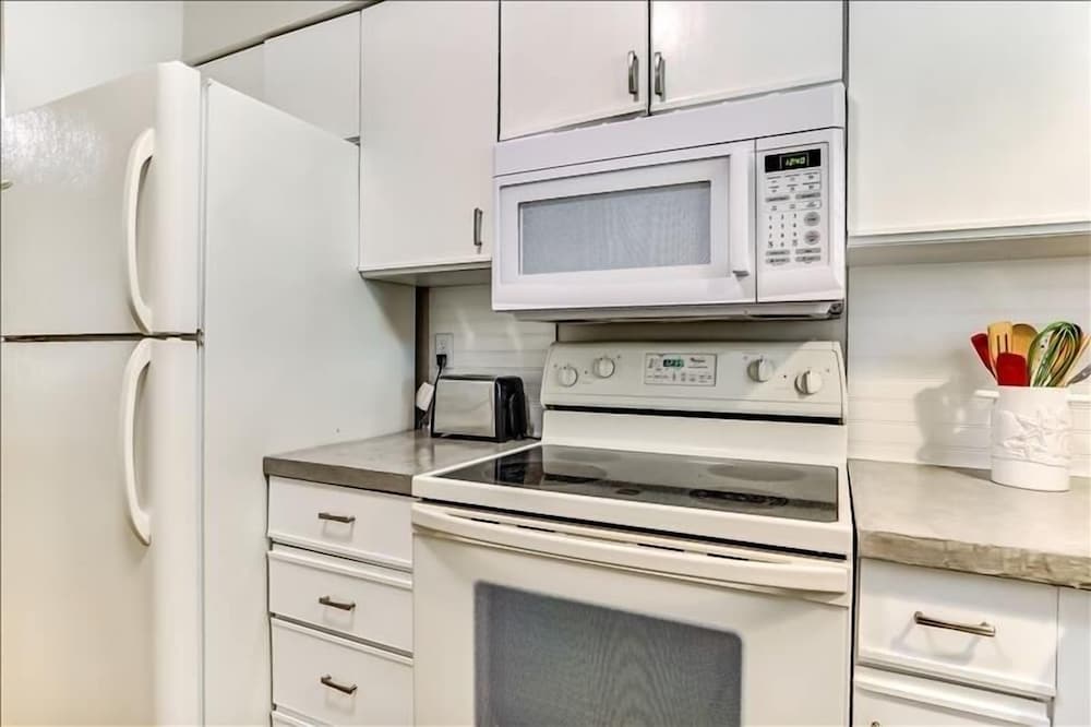 Newly Renovated Condo with Easy Access to Pool and Tennis Courts by RedAwning