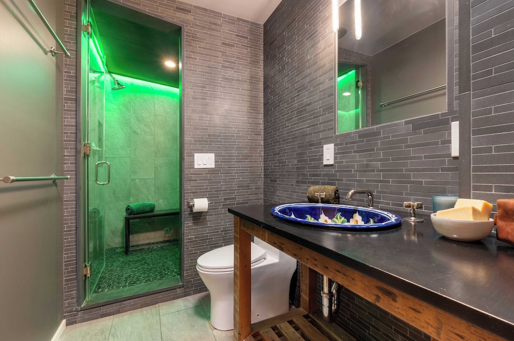 Modern Catskills Escape w/ Open Living, Steam Shower, Fireplace & Hot Tub w/ Mountain Views, Minutes From Woodstock & Trails Suncliff Vista