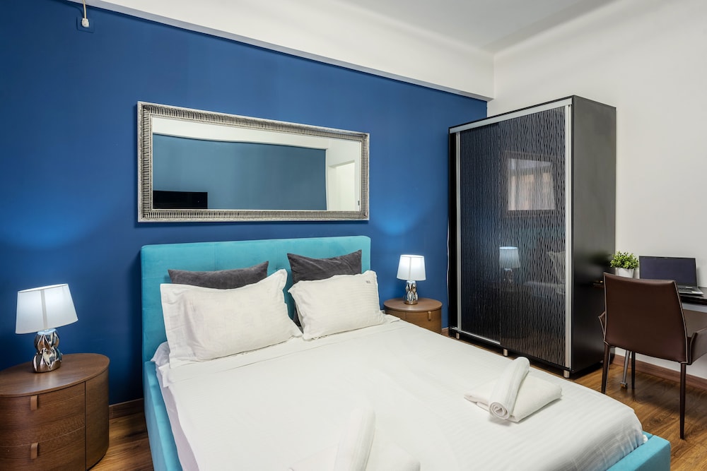 Metropole Apartments Studio City view 3