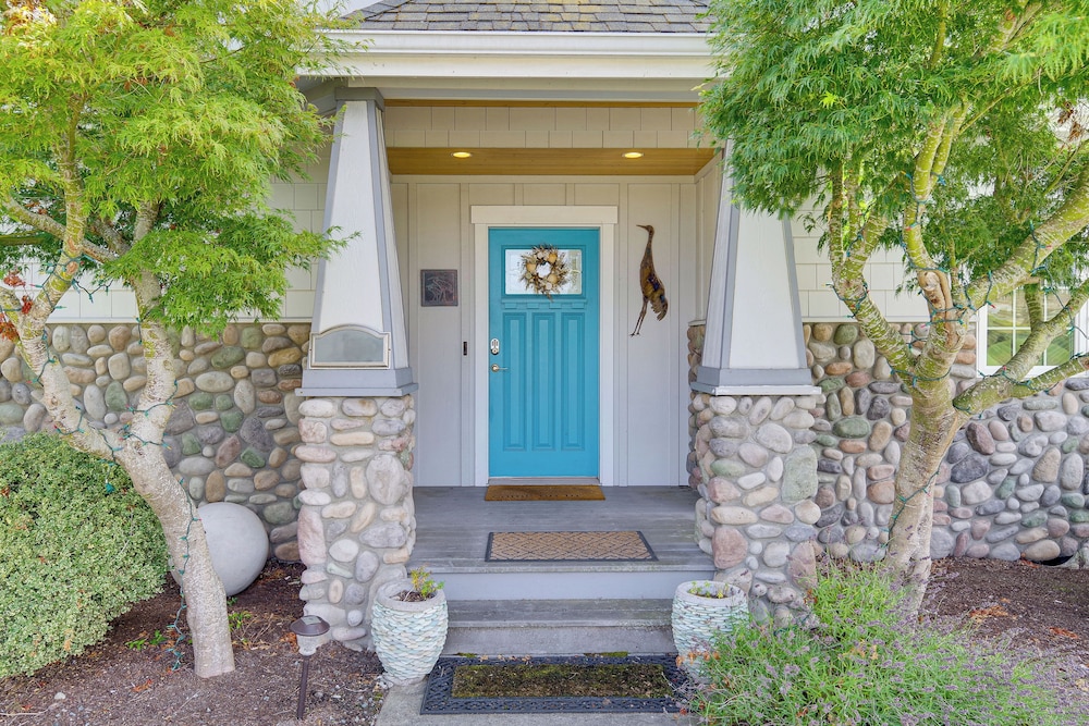 Steps to Beach: Home w/ Hot Tub in Oak Harbor!