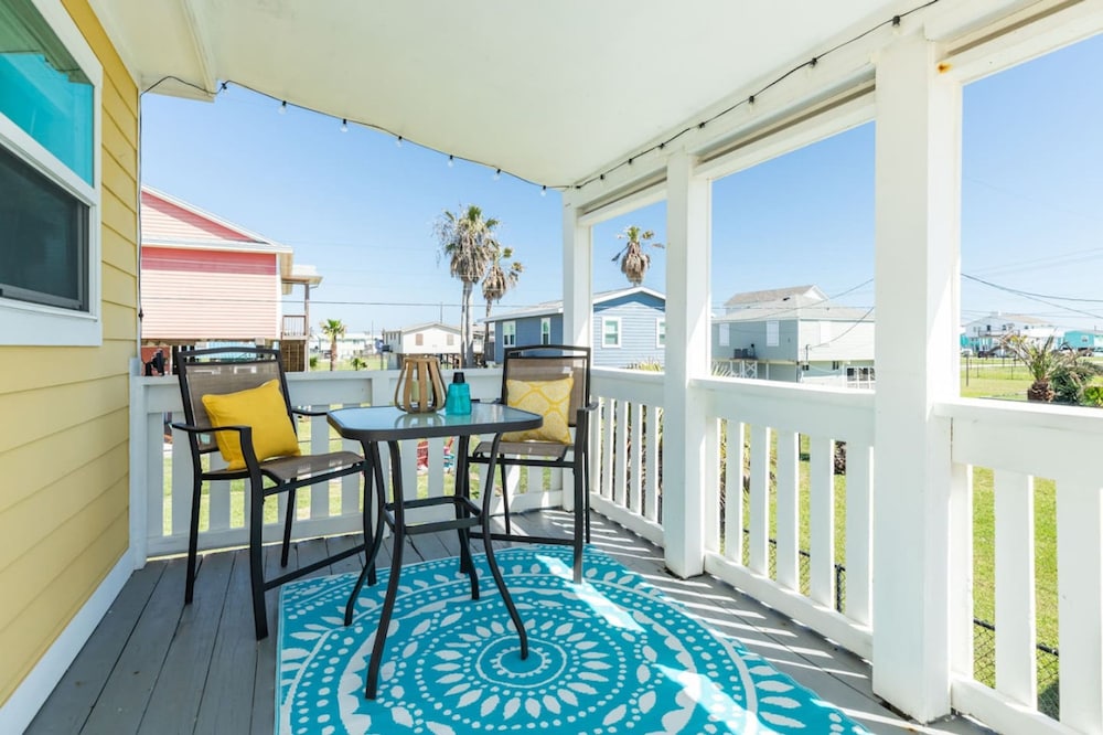 Sunny Daze Walk to Beach 2 Decks Pet Friendly