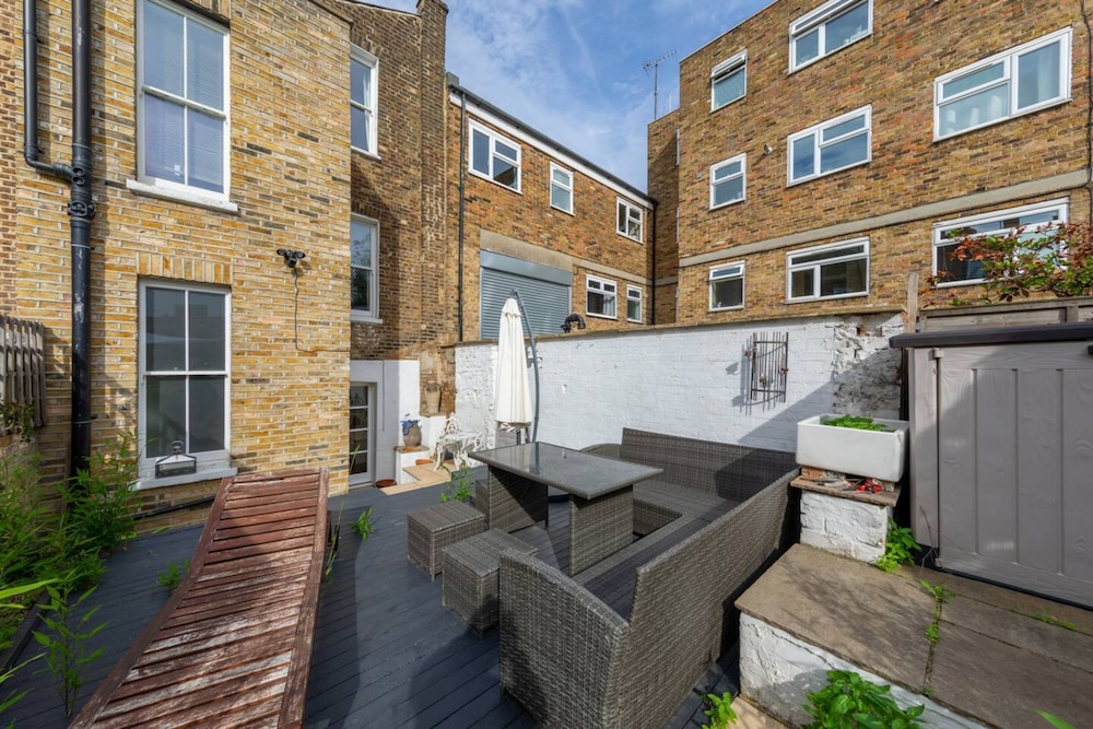 Stylish 2 Bedroom Home in Islington With Garden