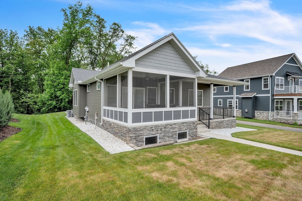 Pet-friendly Getaway With Golf & Private Patio Retreat 4 Bedroom Home