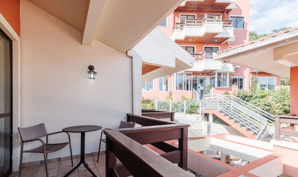 JOFs Apartamentos c Piscina e Vista Mar