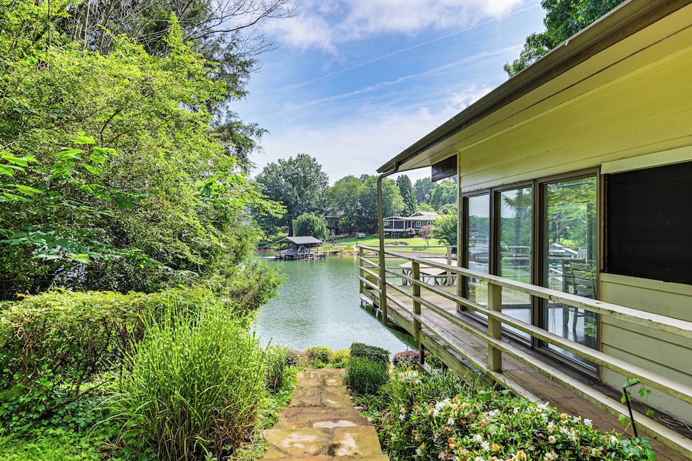Launch & Dock: Lake Norman Retreat w/ Scenic Deck