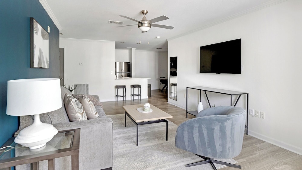 Landing Beautiful 1bd, Courtyard, Clubhouse