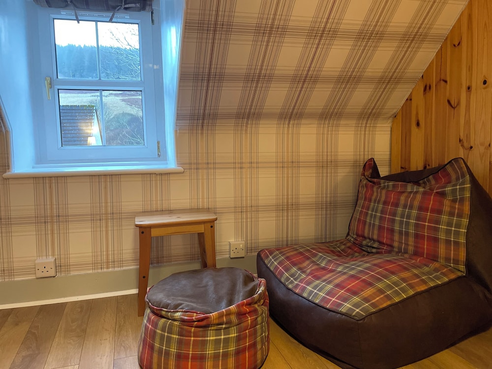 Traditional Highland Cottage Near Loch Ness-sleeps 6