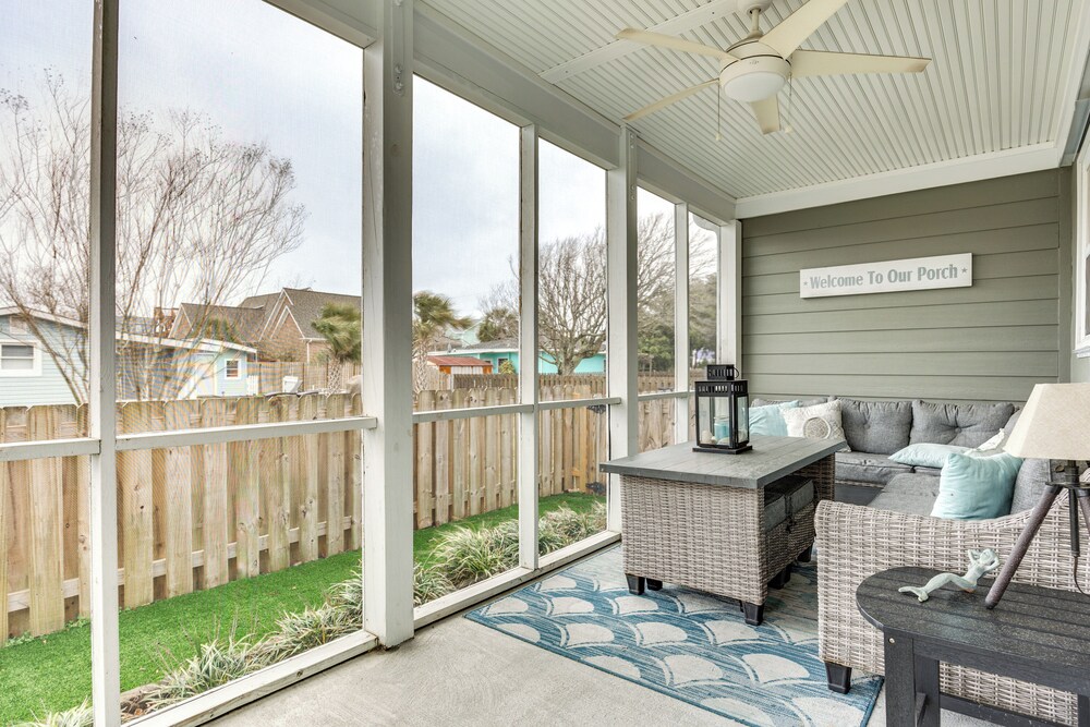 Walk to Beach: Cottage w/ Yard in Kure Beach!