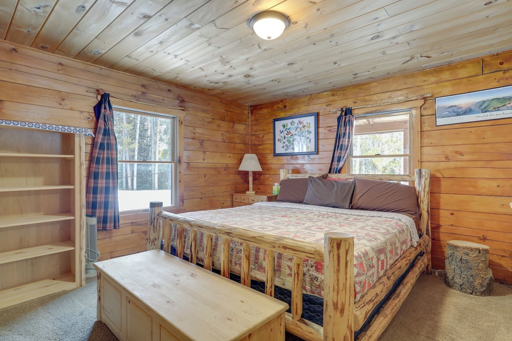 2 Mi to Skiing: Casper Cabin w/ Mtn Views!