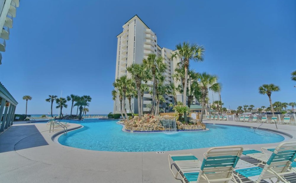 Coastal Hideaway: Cozy Beachfront Studio Sleeps 4 With Stunning Views!