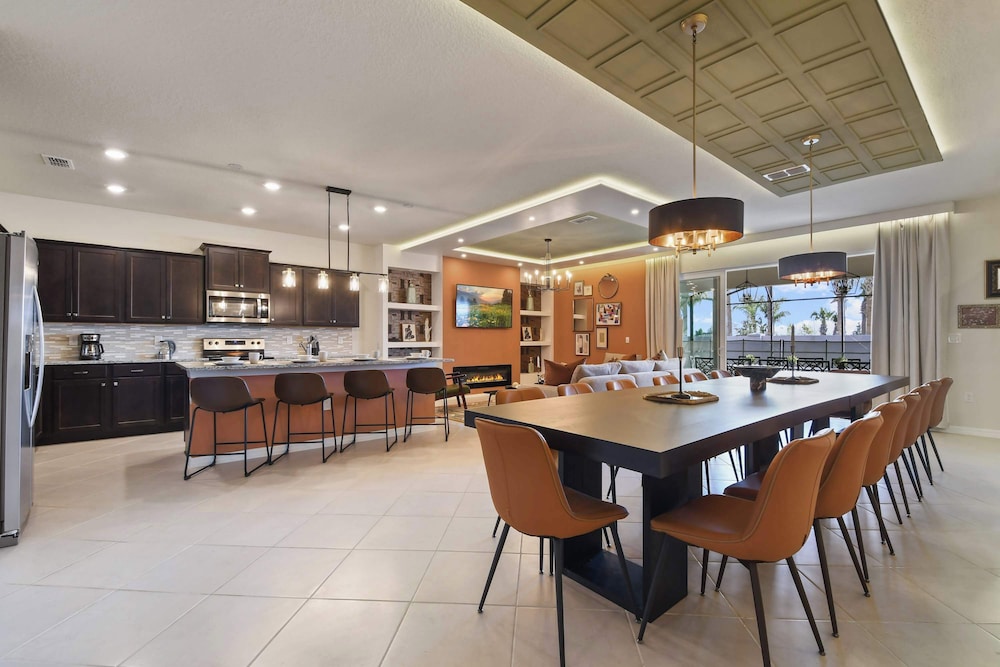 Luxurious Windsor Cay Retreat With Theater & Pool