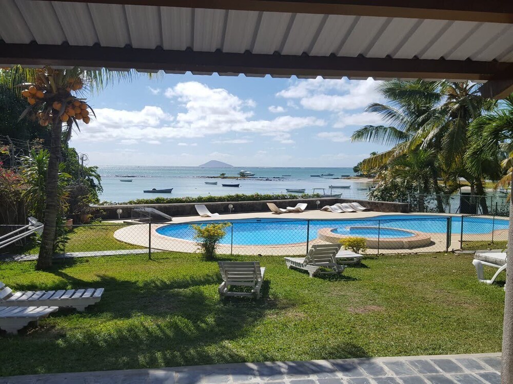 Beachfront Bungalow With Pool - by Feelluxuryholidays photo 4