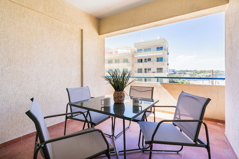 Calina - 3-BR Apt & Pool in Mackenzie