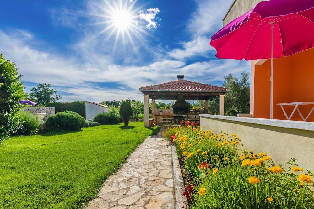 Apartment in Nin With Pool Near the Beach